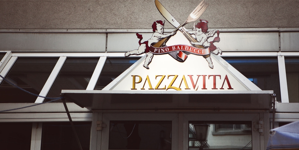 Pazza Vita Gebäudekennzeichnung Eingang